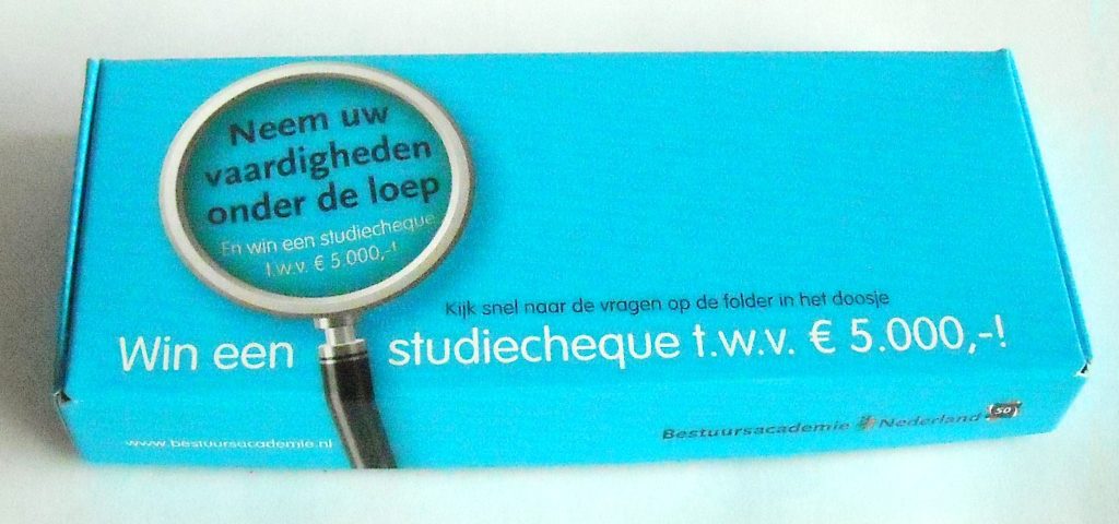 Doos met vaste klep, verzenddoos in full color bedrukt klepdoosje postdoos met logo win een studiecheque 20x60x150 mm