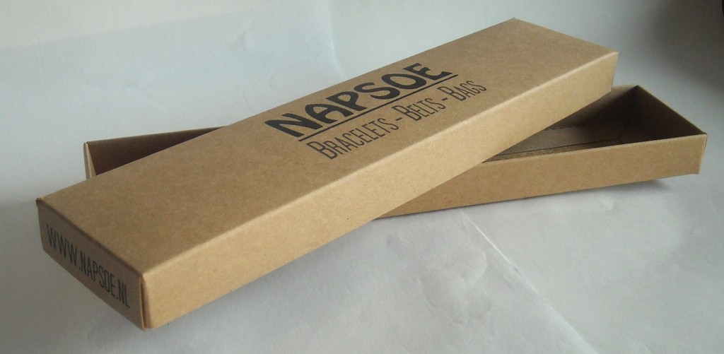 bedrukte langwerpige doos met los deksel 55x260x22 mm bruin kraft karton in zwart voor armband horloge
