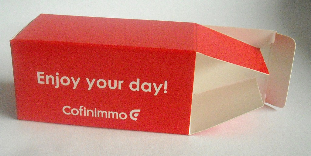 bedrukt doosje in rood met wit logo en tekst voor 2 golfballen 43x45x90 mm relatiegeschenk uitnodiging