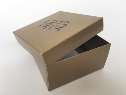 Vierkant doos met los deksel bedrukt met in goudinkt en logo 100x100x50 mm