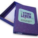 Full color bedrukte speldoos op A6 formaat met losse deksel voor 'Stimuleren'. Maatwerk kartonnen doosje geproduceerd in Berkel en Rodenrijs, duurzaam bedrukt met groene stroom.