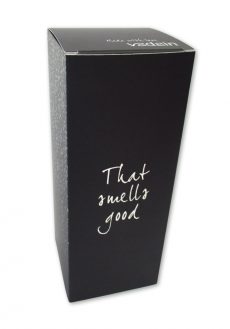 bedrukte doosje zwart voor spray fles met opdruk zweedse bodem 80x80x206 mm zwart bedrukt