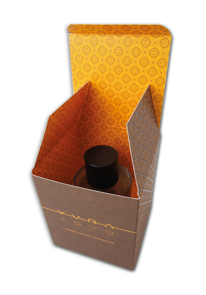 Bedrukt mooi luxe verpakking doosje met interieur voor 100 ml flesje parfum cosmetica. Binnen en buiten zijde bedrukt met opdikkend Spot UV 94,5x94,5x109 mm met zweedse bodem
