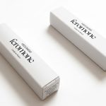 Twee luxe witte parfum-testerdoosjes voor 2 ml tester van hoogwaardig vouwkarton met een minimalistische zwarte bedrukking voor 