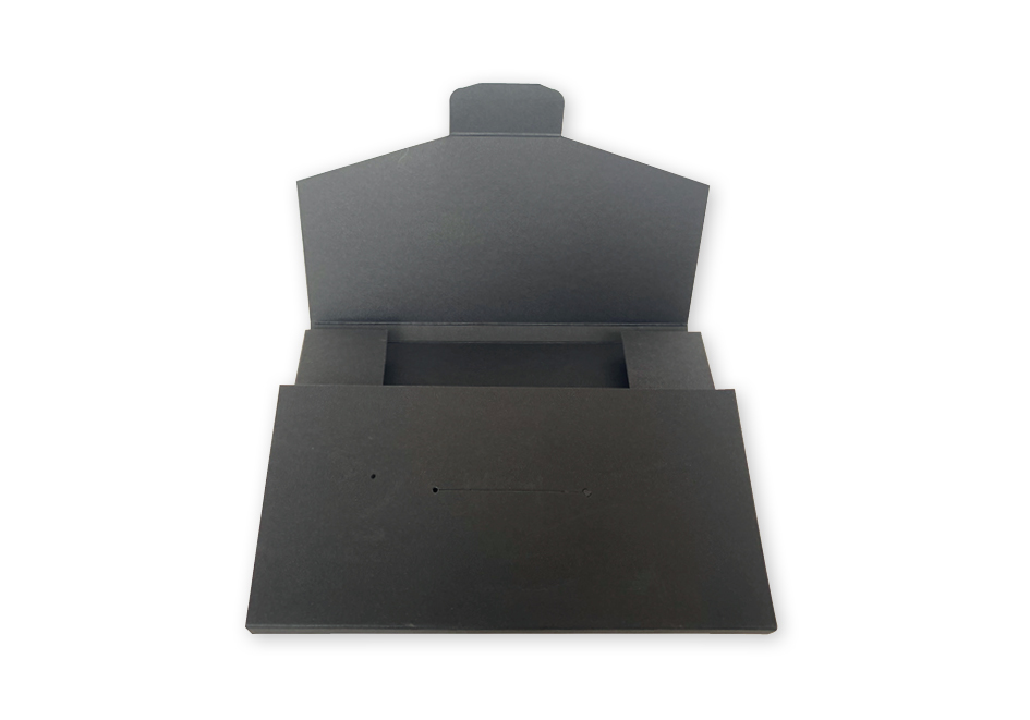 Envelopdoosje op maat gemaakt mat zwart karton 140x190x10 mm