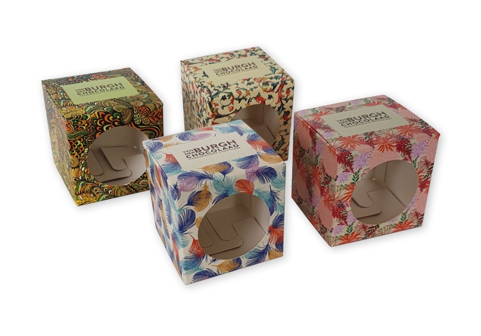 Kubusdoosje bedrukt in full color 4 opdrukken voor chocolade met zweedse bodem en venster 80x80x80 mm
