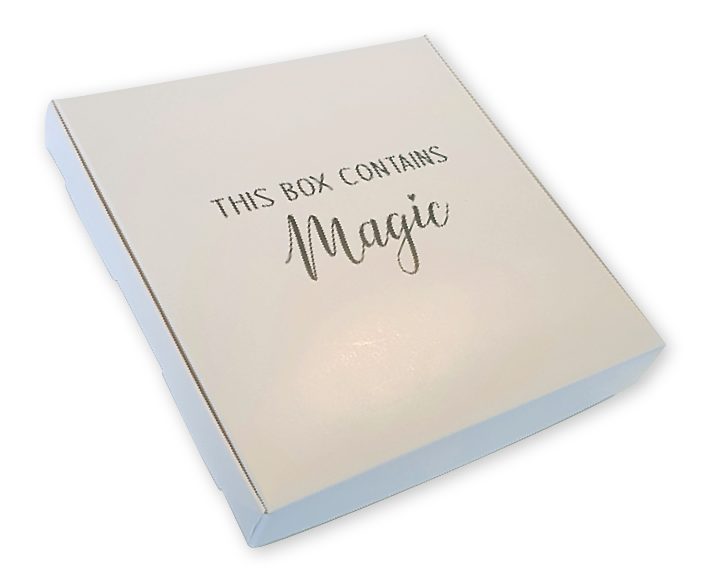 wit doosje bedrukt met boodschap this box contains magic met vaste klep 185 x 185 x 25 mm