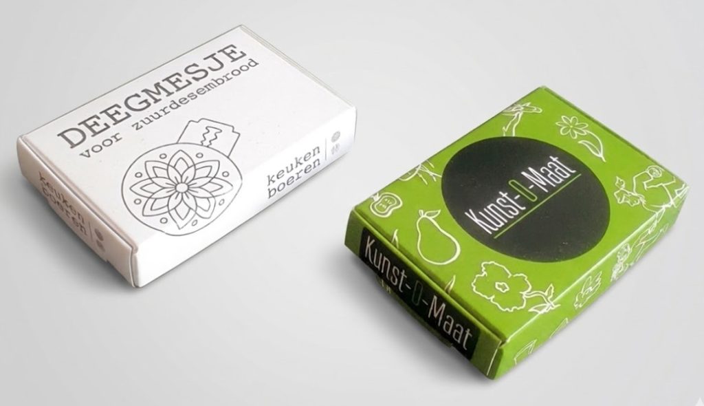 2 doosjes met vaste klep in dezelfde maat maar met verschillende opdrukken